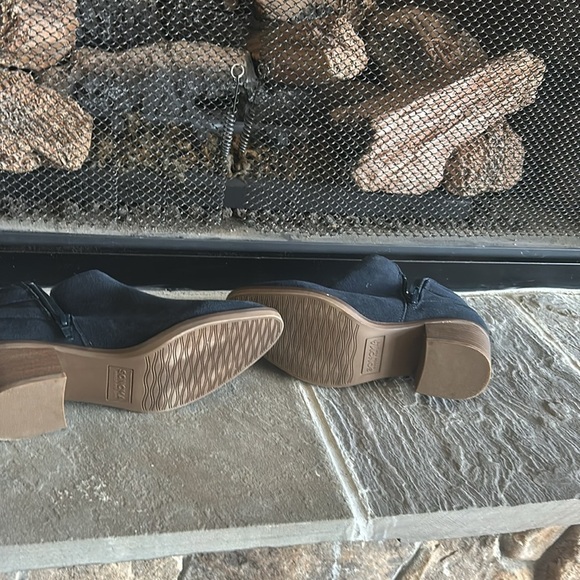 Booties: Sonoma Size 7 Medium,Navy
Almost New - Picture 3 of 4